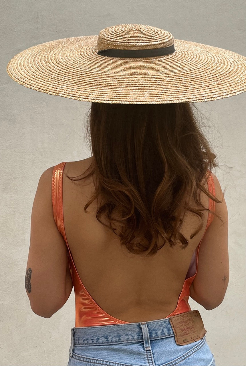Maillot une pièce Unbelieveable orange cuivré effet mouillé, matière douce et extensible, décolleté devant et dos nu, made in France, ultra sexy et multifonction.