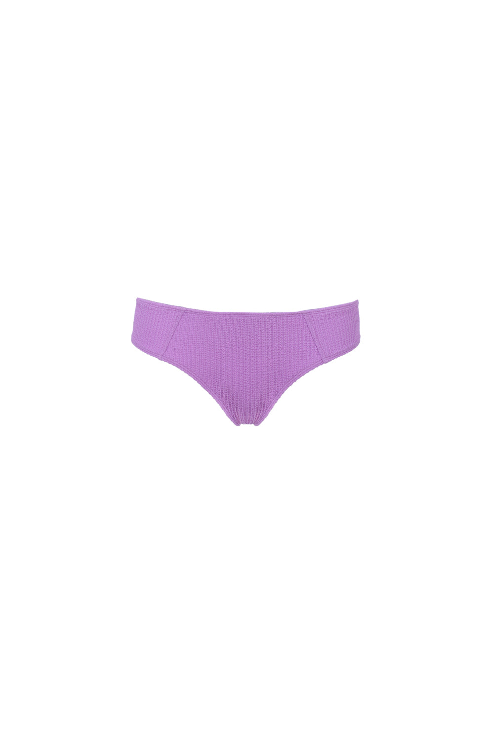 Culotte de bain lila en matière gaufrée, gainante et opaque, taille basse couvrante avec coutures frontales et découpe asymétrique côté avant, fabriquée en France.