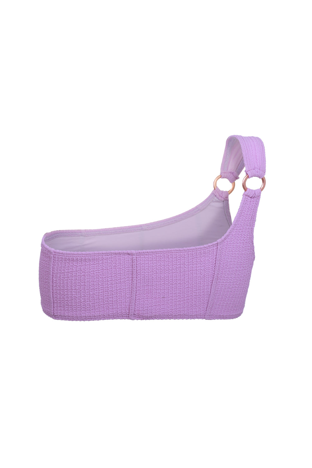 Haut de maillot bandeau asymétrique lila en matière gaufrée, gainante et opaque, avec bretelle droite ornée d’un bijou délicat sur le devant, fabriqué en France.