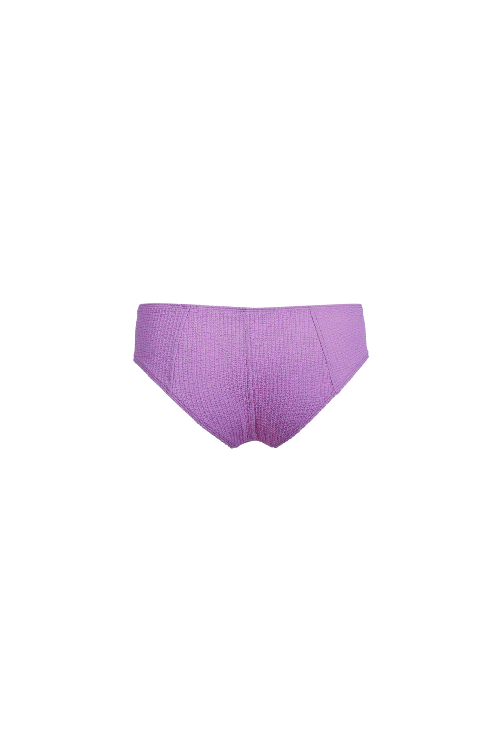 Culotte de bain lila en matière gaufrée, gainante et opaque, taille basse couvrante avec coutures frontales et découpe asymétrique côté avant, fabriquée en France.